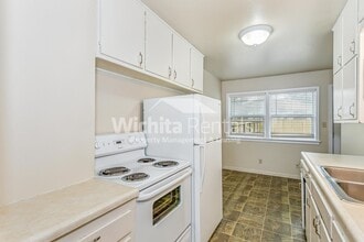 2103-2103 S Old Manor Rd in Wichita, KS - Building Photo - Building Photo