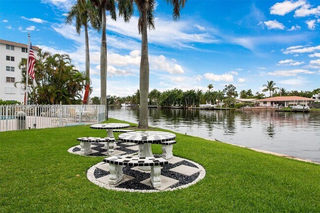 1881 Middle River Dr in Fort Lauderdale, FL - Foto de edificio - Building Photo