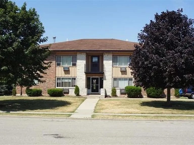 W208N16586 S Center St in Jackson, WI - Building Photo