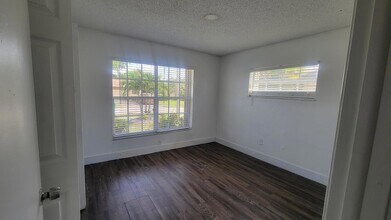 9520 W Daffodil Ln in Miramar, FL - Building Photo - Building Photo