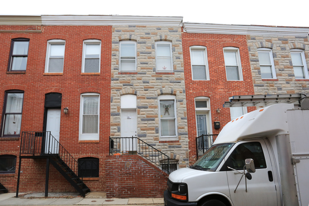 18 N Port St in Baltimore, MD - Building Photo