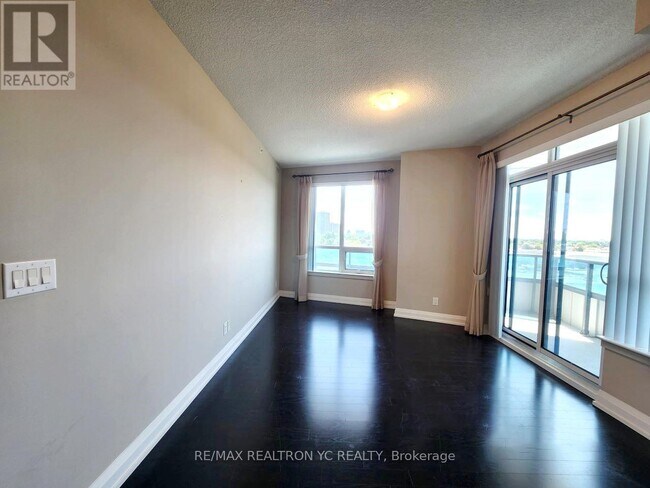 7171-7171 Yonge St in Markham, ON - Building Photo - Building Photo