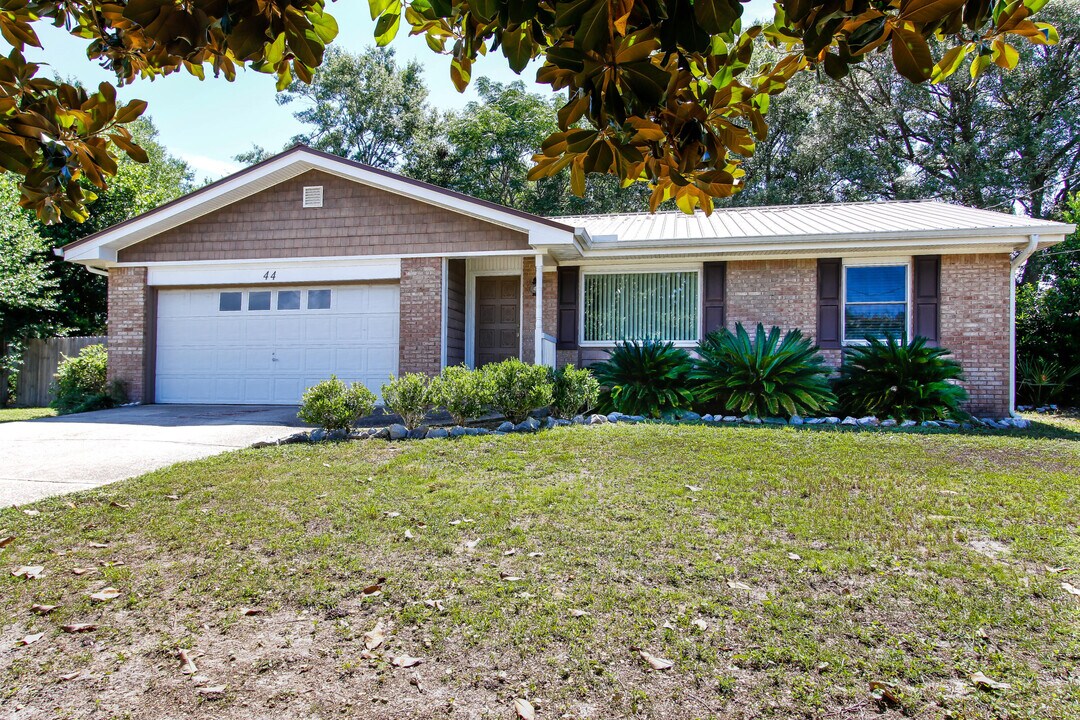44 9th St in Shalimar, FL - Building Photo