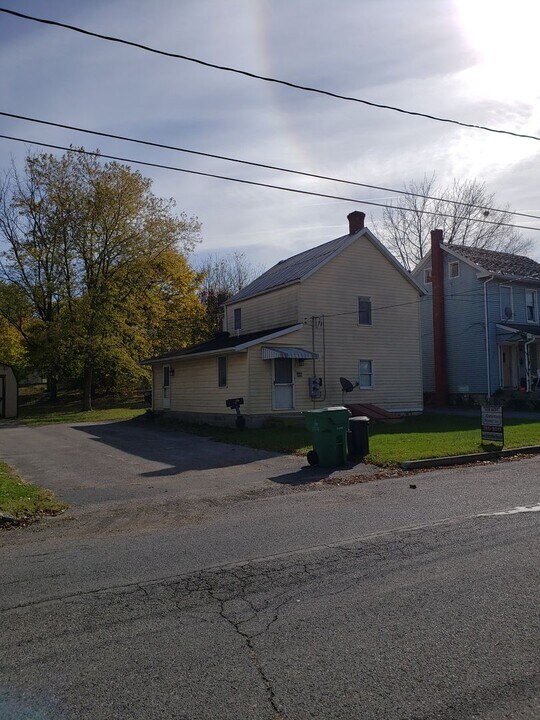 128 S Jefferson St in Greencastle, PA - Building Photo