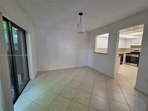 7034 SW 114th Pl in Miami, FL - Foto de edificio - Building Photo