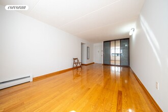 220 Manhattan Ave in New York, NY - Building Photo - Building Photo