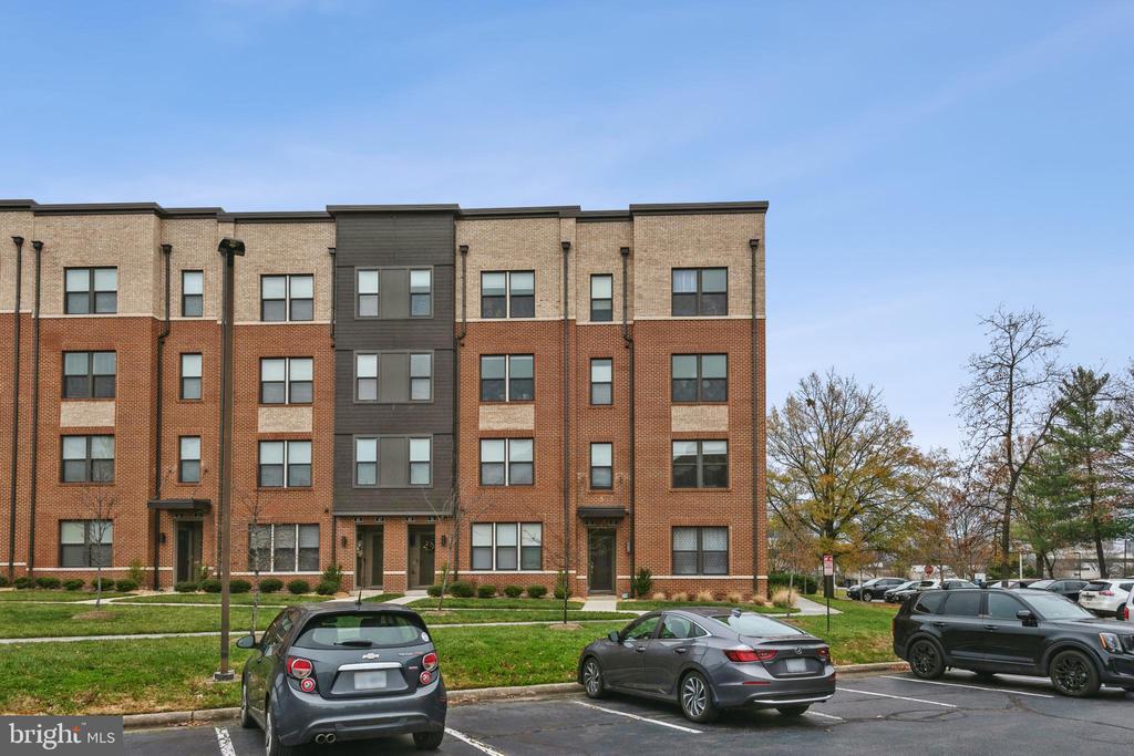 55 Silverway Dr in Herndon, VA - Building Photo