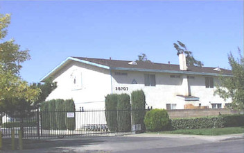 Palmdale Villa Apartments Bldg 2 in Palmdale, CA - Building Photo - Building Photo