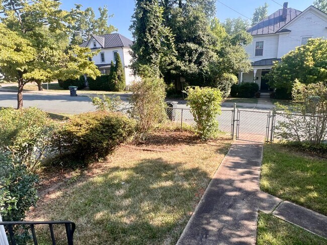 1104 Little High St in Charlottesville, VA - Building Photo - Building Photo