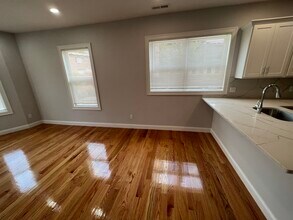 122 Cross St, Unit 4 in Somerville, MA - Building Photo - Building Photo