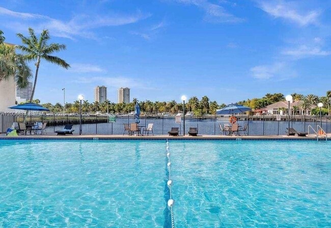 701 Three Islands Boulevard in Hallandale Beach, FL - Foto de edificio - Building Photo