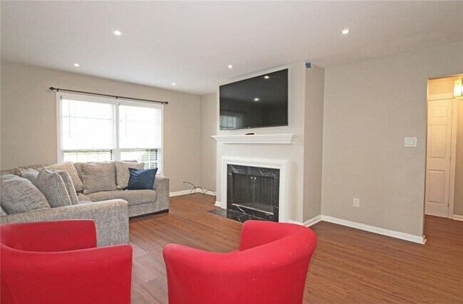 property at 38 La Rue Pl NW