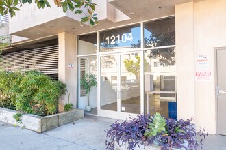 Laurel Canyon Lofts in Valley Village, CA - Foto de edificio - Building Photo