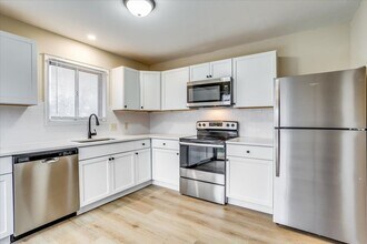 3103 E Funston St in Wichita, KS - Foto de edificio - Building Photo