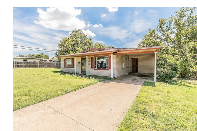8312 Granis St in Dallas, TX - Building Photo - Building Photo