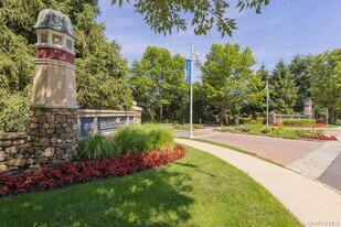 1321 Round Pointe Dr in Haverstraw, NY - Building Photo