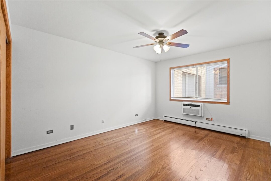 417 W Roscoe St, Unit 203 in Chicago, IL - Building Photo