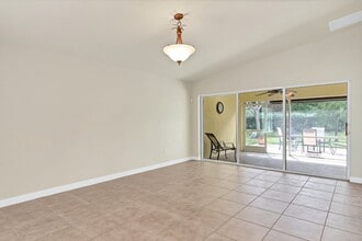 4969 Corsica Square in Vero Beach, FL - Foto de edificio - Building Photo