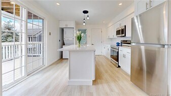 37 Village Rd in Milford, CT - Building Photo