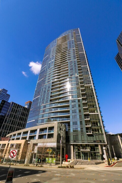 10700 NE 4th St in Bellevue, WA - Building Photo