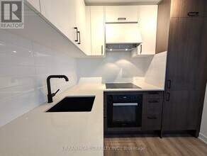 1 Quarrington Lane in North York, ON - Building Photo - Building Photo