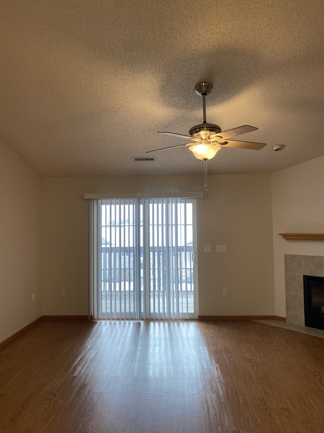 90 Jefferson St, Unit 8 in North Liberty, IA - Foto de edificio - Building Photo