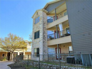 2320 Gracy Farms Ln in Austin, TX - Foto de edificio - Building Photo