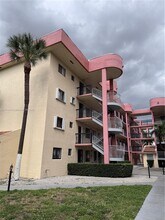 5290 W 21st Ct in Hialeah, FL - Foto de edificio - Building Photo