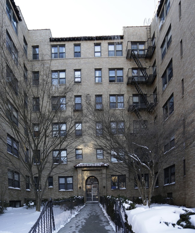 30 Eastchester Rd in New Rochelle, NY - Building Photo - Building Photo