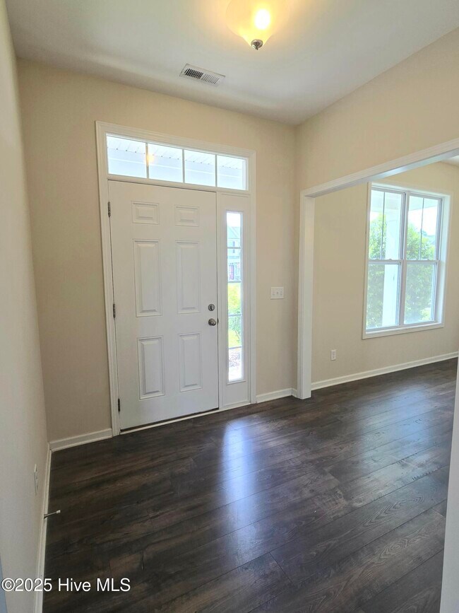743 Pine Cone Dr in Winnabow, NC - Foto de edificio - Building Photo