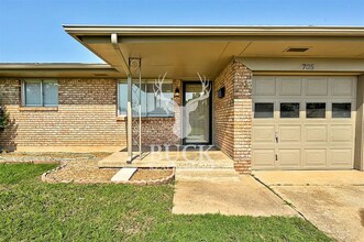 705 N Dillon Ave in Moore, OK - Building Photo - Building Photo