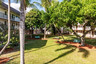 Banyan Club in Pompano Beach, FL - Building Photo