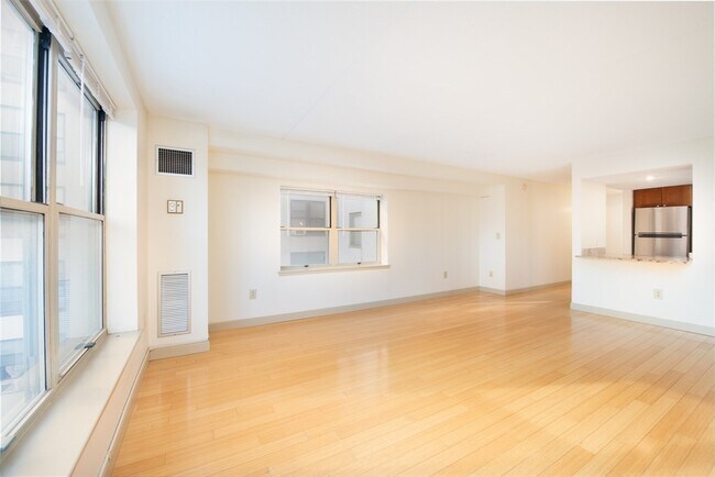 82 Peterborough St, Unit 4G in Boston, MA - Foto de edificio - Building Photo