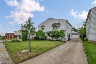 9309 Garfield Blvd in Garfield Heights, OH - Building Photo