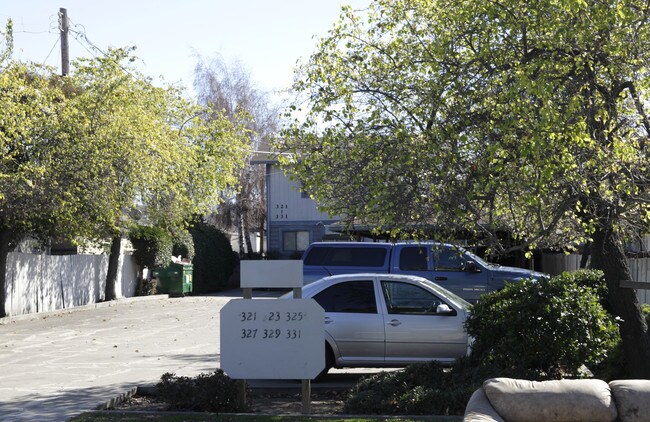 321-331 Laurel Ave in Hayward, CA - Foto de edificio - Building Photo