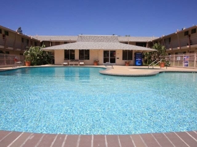 Stoney Point Apartments in Chatsworth, CA - Foto de edificio