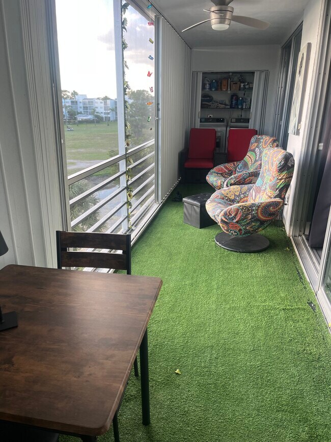 3465 Via Poinciana, Unit 405 in Greenacres, FL - Foto de edificio - Building Photo