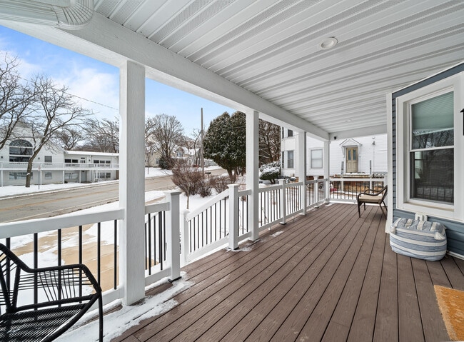 80 W Geneva St in Williams Bay, WI - Foto de edificio - Building Photo