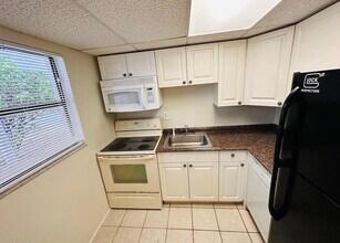 1504 Virginia Ave, Unit 102 in Daytona Beach, FL - Foto de edificio - Building Photo