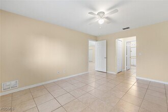 3733 16th St W in Lehigh Acres, FL - Foto de edificio - Building Photo