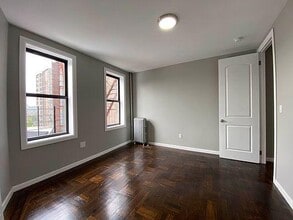 1072 Woodcrest Ave in Riverhead, NY - Building Photo - Building Photo