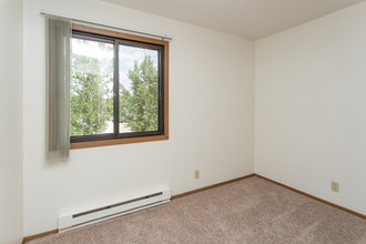 Valley Gardens 2 in Grand Forks, ND - Building Photo - Interior Photo