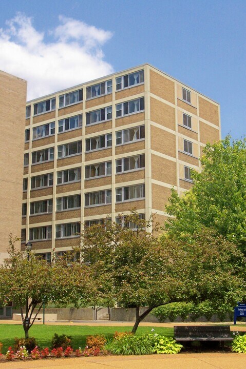 Marguerite Hall in St. Louis, MO - Foto de edificio