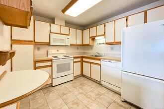 111 deKoven Drive in Middletown, CT - Building Photo - Building Photo
