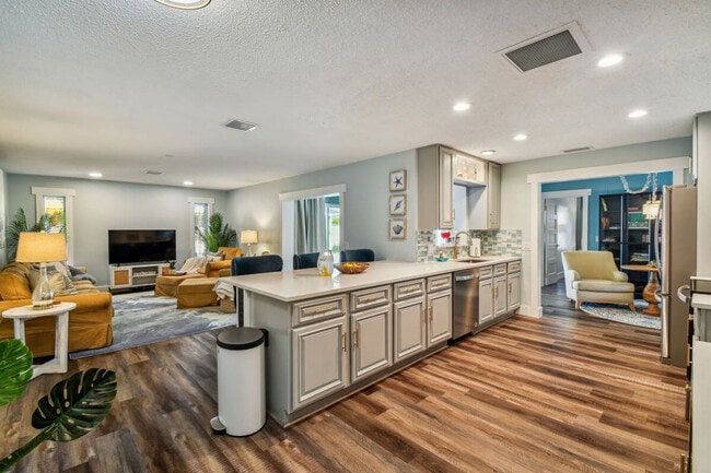 512 Wayfarer Dr in Tarpon Springs, FL - Building Photo - Building Photo