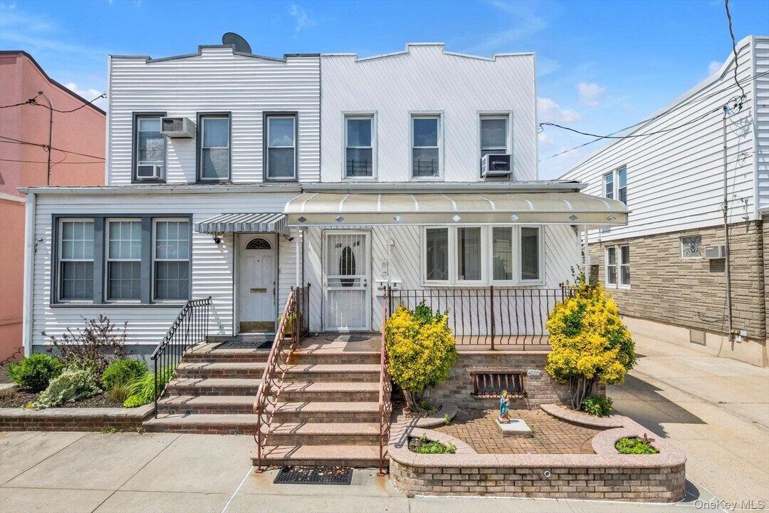 66-18 75th St in Queens, NY - Building Photo