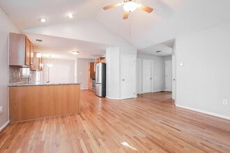 305 Occidental Dr in Holly Springs, NC - Foto de edificio - Building Photo