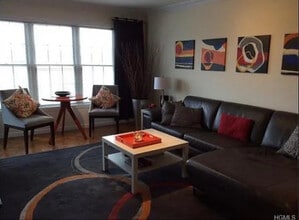 3 Cross St in Suffern, NY - Foto de edificio - Building Photo