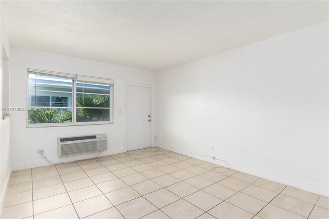 6921 Rue Vendome in Miami Beach, FL - Building Photo - Building Photo