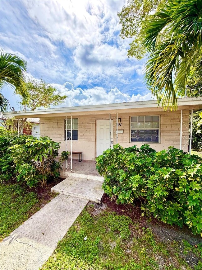 211 Stirling Rd in Dania Beach, FL - Building Photo - Building Photo